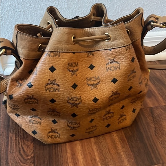 MCM: Bucket Bag Crossbody. - Picture 2 of 7